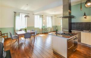 Maisons de vacances Nice Home In Die With Outdoor Swimming Pool : photos des chambres