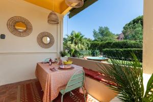 Villas Maison Tropezienne en plein centre avec jardin et piscine : photos des chambres