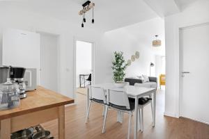 Sunny 2 bedroom apartment in Almada - Balconies with River View