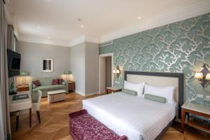 One-Bedroom Suite room in Rose Garden Palace Roma