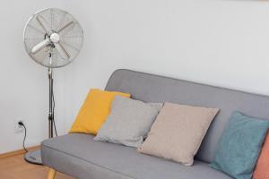Spacious 2 Bedroom Apartment Przemyska for 6 Guests by Renters