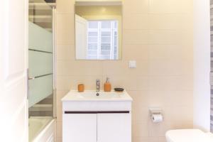 3-bedroom Apt with Private Patio in Cacilhas by Lisbeyond