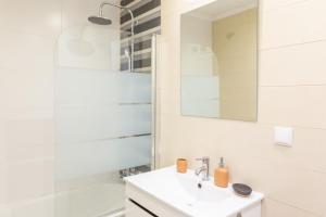 Brand New! 3-bedroom Apartment with Private Sunny Patio in Cacilhas!