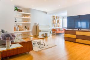 Brand New! 3-bedroom Apartment with Private Sunny Patio in Cacilhas!