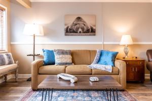 SKY HIGH VIEWS!!-Peak Mountaintop-Outdoor Pool-Close to Downtown-Private Balcony-WiFi-Cable