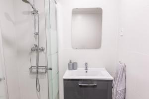 Beach Apt with Balcony - 2 min walk to the beach by Lisbeyond