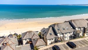 Carbis Bay - Luxury 3 Bed Penthouse Apartment with Sea Views Parking Sauna Balcony