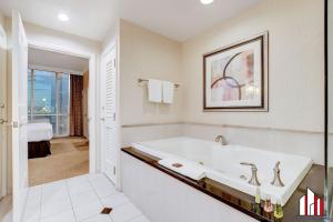Signature 2Br3Ba F1 View Balcony Ste 34-819 and 21
