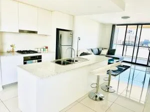 Modern 2 bedroom & 2 bathroom apartment with stunning Sydney CBD & Skyline Views! - Prestons