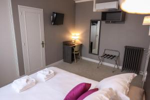 Hotels HOTEL LE CHAPON FIN : photos des chambres