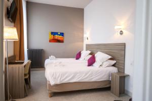 Hotels HOTEL LE CHAPON FIN : photos des chambres