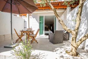 Studio Apartment with Garden View room in Zlatni Bol Apartments