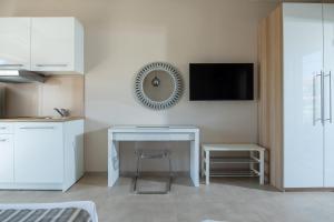 Sithonia Suites Luxury 3 Beds Studio, Semi-ground Floor