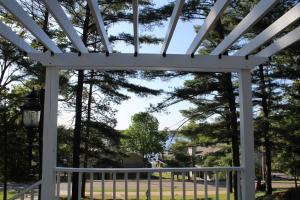 The Hillside B&B. Home w Breakfast Service!