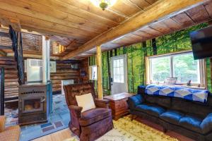 Cozy Elizabethtown Cabin with Fire Pit!