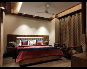 hotel apple blossom 2 minutes walking from Mall road