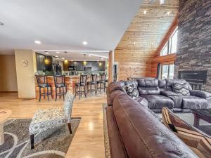 7 mins to Wisp New Hot tub Modern Cabin with Huge Media Room Fire Pit