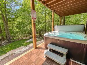 7 mins to Wisp New Hot tub Modern Cabin with Huge Media Room Fire Pit