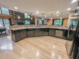 7 mins to Wisp New Hot tub Modern Cabin with Huge Media Room Fire Pit