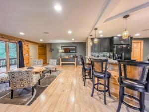 7 mins to Wisp New Hot tub Modern Cabin with Huge Media Room Fire Pit