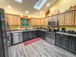 Newly renovated with a new deck Dock Slip Fire Pit Hot Tub Kayaks