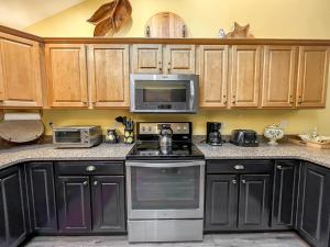 Newly renovated with a new deck Dock Slip Fire Pit Hot Tub Kayaks