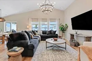 Private 4 Bedroom Home with Patio Fire Pit & More - Eagle