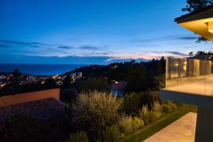 Villas 3 Bedroom renovated villa with astonishing sea view : photos des chambres