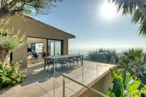 Villas 3 Bedroom renovated villa with astonishing sea view : photos des chambres