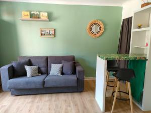 Studio avec balcon à 7 min du port et de Garibaldi