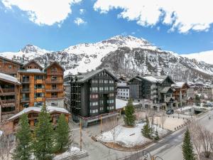 Appartement de standing, 3 chambres, balcon sud, centre de Val-dIsère, proche pistes et commerces - FR-1-694-307