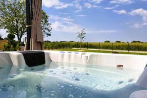 Maisons de vacances Belle longere renovee jacuzzi sud Tours 8 p./4 ch. : photos des chambres