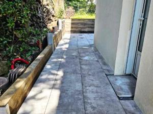 Studio lumineux avec loggia, à 50m de la plage, parking privé, proche commerces et restaurants - FR-1-306-1236