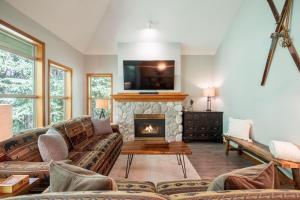 Arrowhead Point 11 by Outpost Whistler