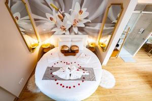 Maisons d'hotes Studio romantique jacuzzi ou spa balneo privatif et jardin Au temps des cerises La Ciotat : photos des chambres