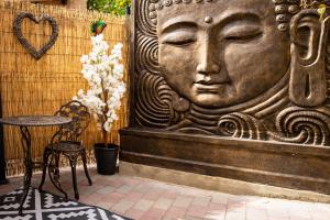 Maisons d'hotes Studio romantique jacuzzi ou spa balneo privatif et jardin Au temps des cerises La Ciotat : photos des chambres