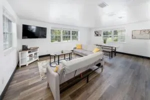 Spacious 4-BR Home, 7 miles to TIAA Bank Field - Beeghly Heights