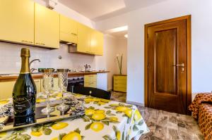 Studio with Shared Bathroom (2 Adults) room in Venice Apartments