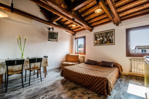 Two-Bedroom Apartment (4 Adults) room in Venice Apartments