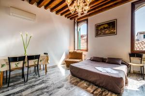 Two-Bedroom Apartment (5 Adults) room in Venice Apartments