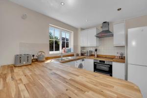 The Grange Luxe3, 4 Bedroom House,5-beds,Spacious,contractor,family,Internet,free parking,group,study,relocation,easily accessible in Ipswich,Kesgrave