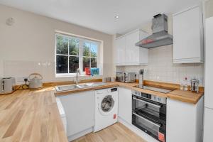 The Grange Luxe3, 4 Bedroom House,5-beds,Spacious,contractor,family,Internet,free parking,group,study,relocation,easily accessible in Ipswich,Kesgrave