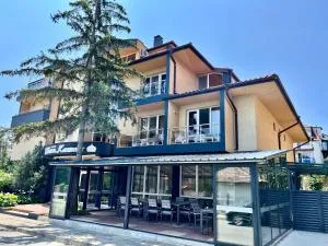 Family Hotel Kontesa - 洛泽内茨