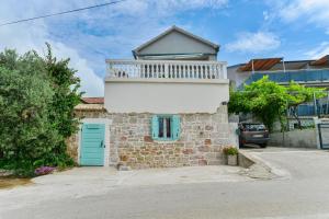 Holiday house with a parking space Pakostane, Biograd - 18982 