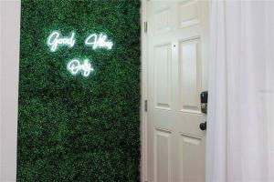 Modern Townhome 5 miles to Disney 8968