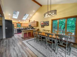 Newly renovated with a new deck Dock Slip Fire Pit Hot Tub Kayaks