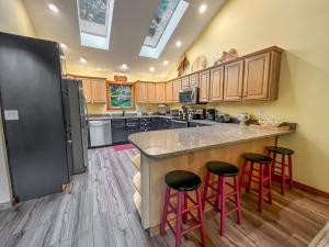 Newly renovated with a new deck Dock Slip Fire Pit Hot Tub Kayaks