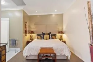 53 on Victoria - Leslie