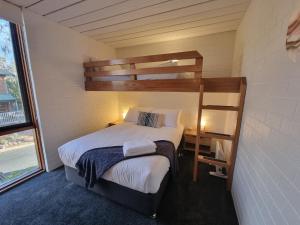 The Hideaway - Lake Views I Ski & Bike Storage I Central Jindabyne I Free WiFi I BBQ I Parking