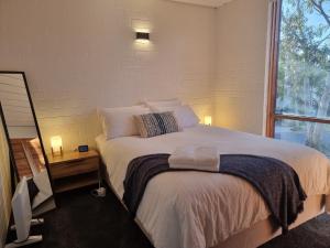 The Hideaway - Lake Views I Ski & Bike Storage I Central Jindabyne I Free WiFi I BBQ I Parking